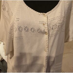 J GILL WHITE KNITTED SWEATER. SIZE XL.
 ELEGANT PATTERNS. SHORT SLEEVES.CLASSY